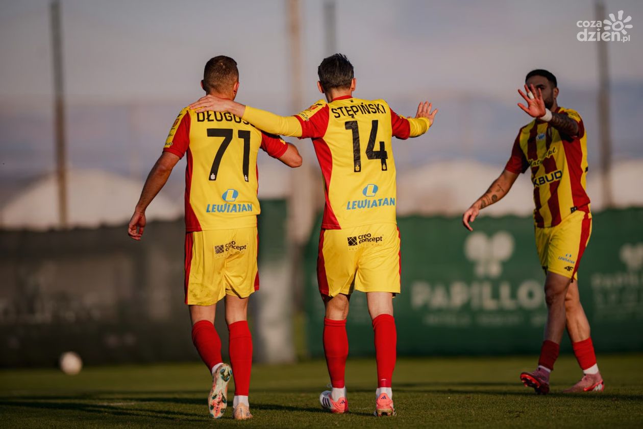 Korona Kielce na tle Ekstraklasy: Jak „żółto-czerwoni” i inne zespoły przeszły przez obozy przygotowawcze?