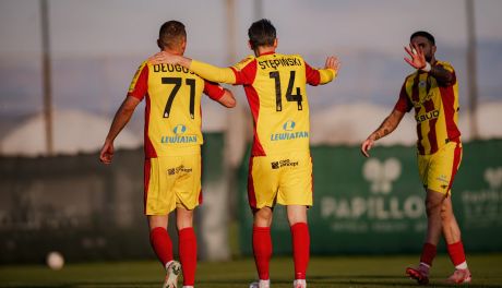 Korona Kielce na tle Ekstraklasy: Jak „żółto-czerwoni” i inne zespoły przeszły przez obozy przygotowawcze?