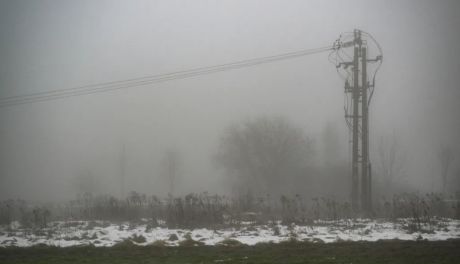 Gęsta mgła w województwie świętokrzyskim. Widzialność miejscami spada do 100 metrów