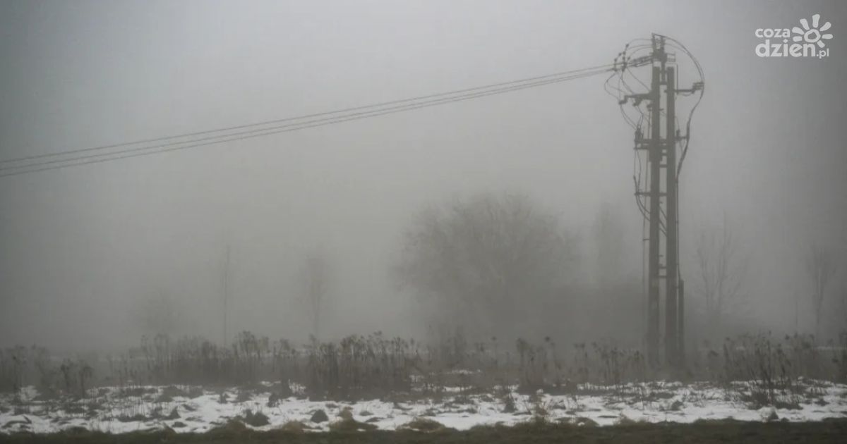 Gęsta mgła w województwie świętokrzyskim. Widzialność miejscami spada do 100 metrów