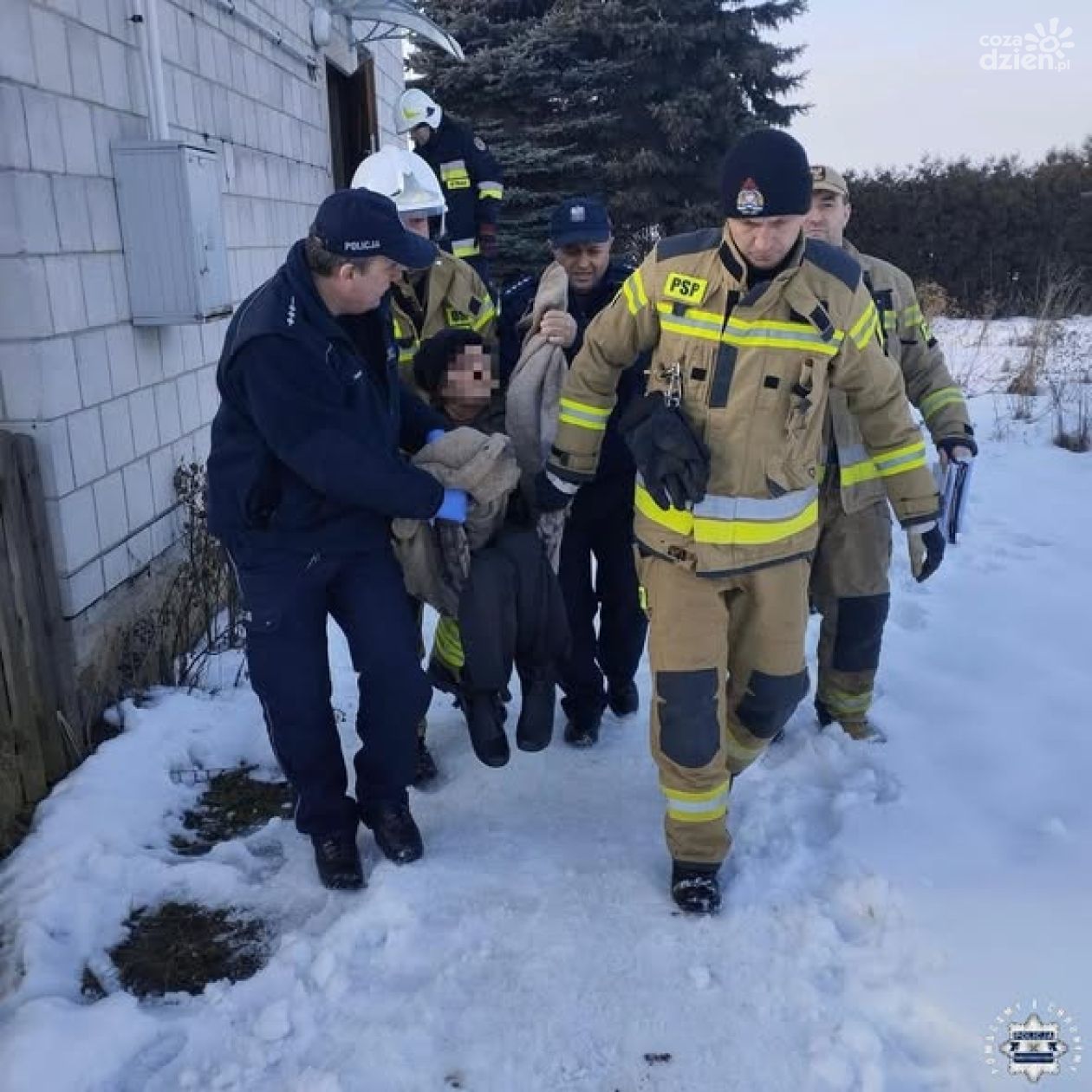 Dzielnicowi z Kunowa pomogli kobiecie zagrożonej wychłodzeniem