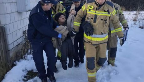 Dzielnicowi z Kunowa pomogli kobiecie zagrożonej wychłodzeniem