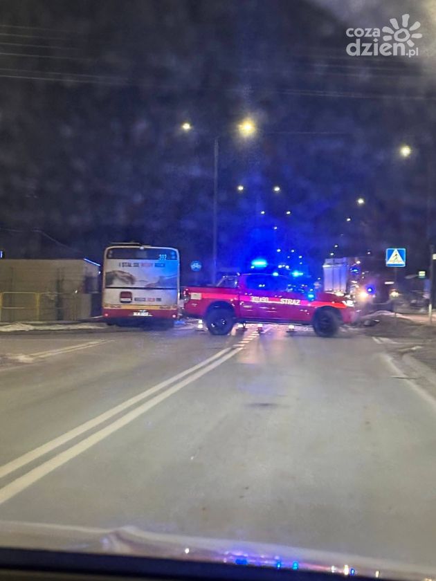 Zderzenie autobusu miejskiego z ciężarówką w Kielcach. Jedna osoba trafiła do szpitala