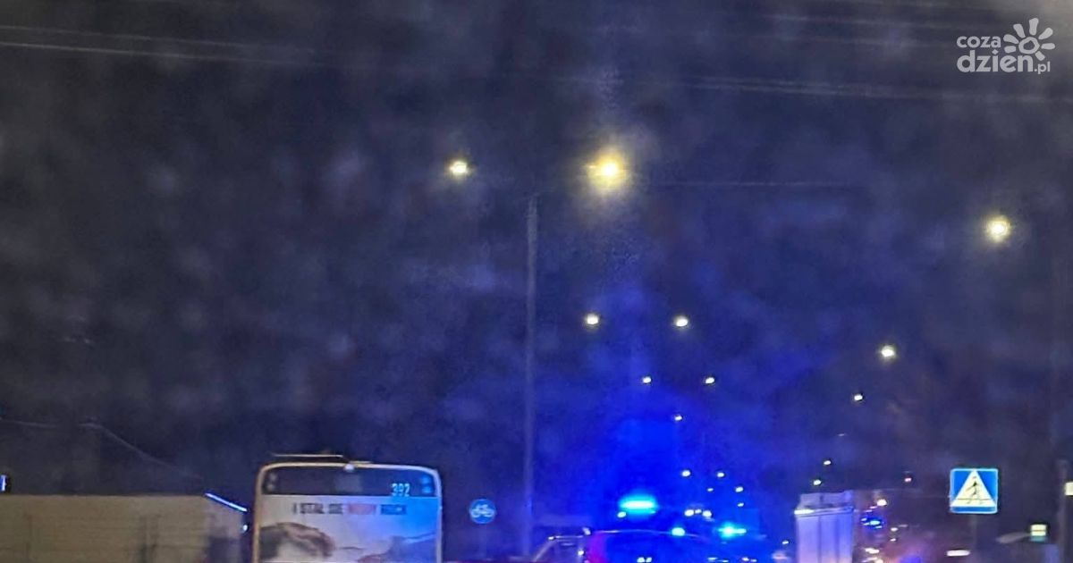 Zderzenie autobusu miejskiego z ciężarówką w Kielcach. Jedna osoba trafiła do szpitala