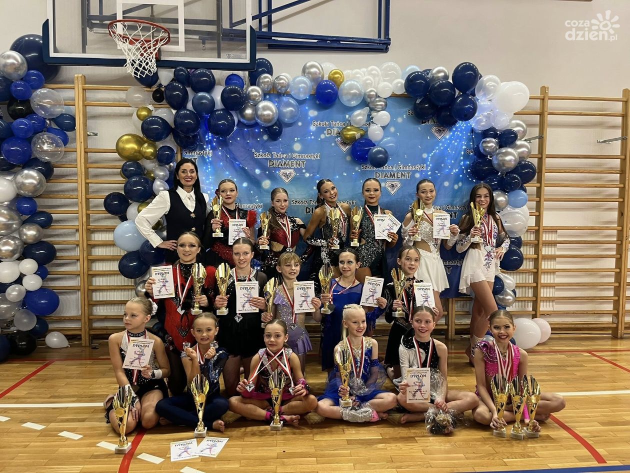 Medale fitnessek UKS Black & White na Otwartych Gimnastyczno - Tanecznych Mistrzostwach Polski w Kocku