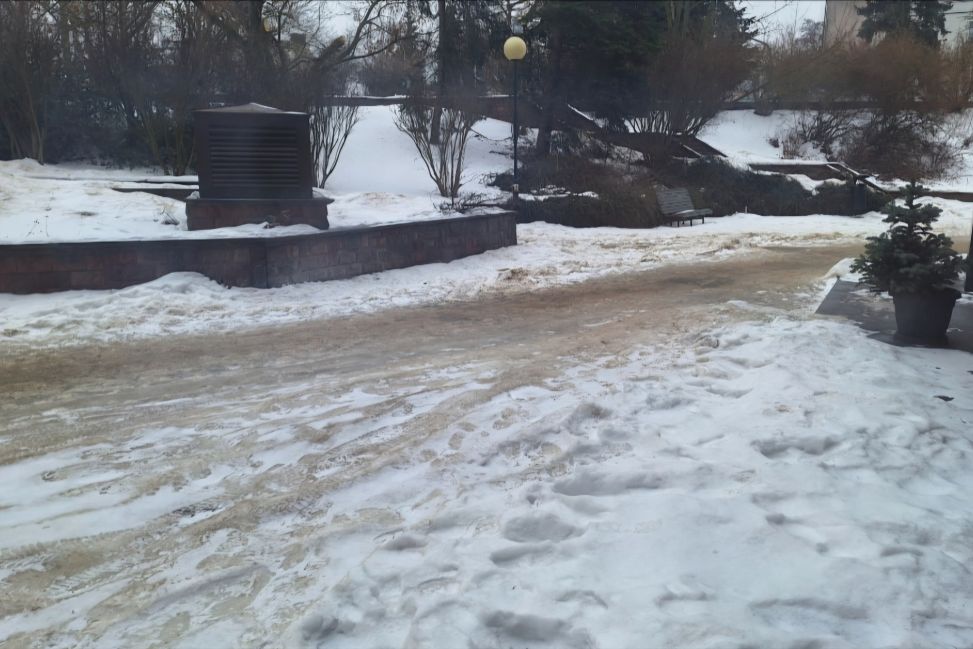 Marznący deszcz nad północą województwa świętokrzyskiego. IMGW ostrzega przed gołoledzią