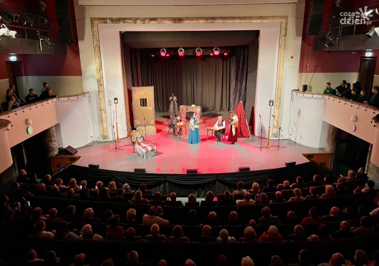 „Opowieść wigilijna” Teatru Salvatus na scenie WDK w Kielcach