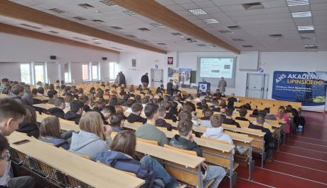 XIV Świętokrzyski Dzień Bezpiecznego Internetu. Nauka o cyberbezpieczeństwie, prawach w sieci i wyzwaniach AI