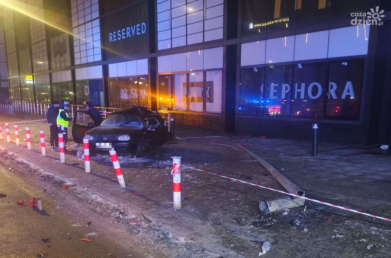 Nietrzeźwy kierowca uderzył w słup przy Galerii Echo. Trzy osoby trafiły do szpitala