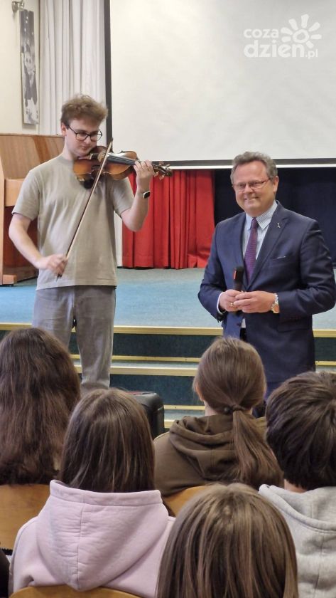 Poseł Andrzej Szejna odwiedził I LO w Końskich i poprowadził lekcję WOS