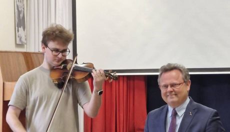 Poseł Andrzej Szejna odwiedził I LO w Końskich i poprowadził lekcję WOS