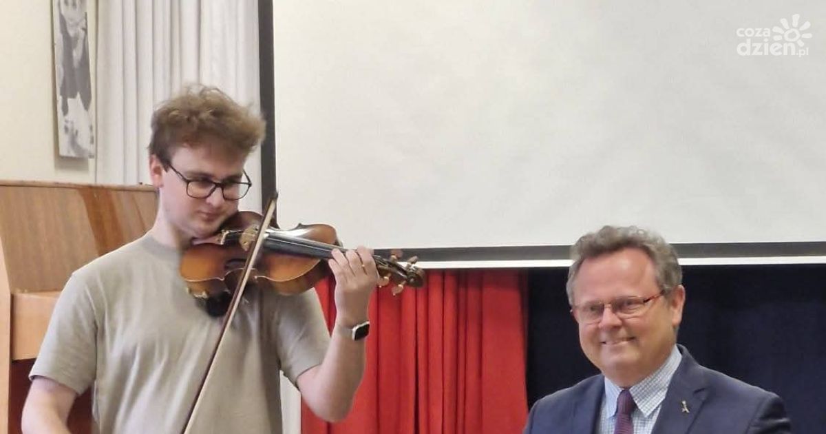 Poseł Andrzej Szejna odwiedził I LO w Końskich i poprowadził lekcję WOS