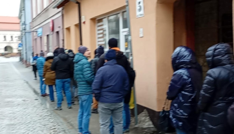 Pączki z tradycją. W tłusty czwartek Kielce ustawiają się w kolejce do Zygmunta Pańszczyka