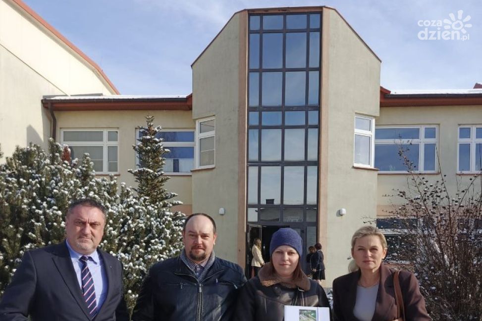 Rodzice z Janowic walczą o swoją szkołę. 