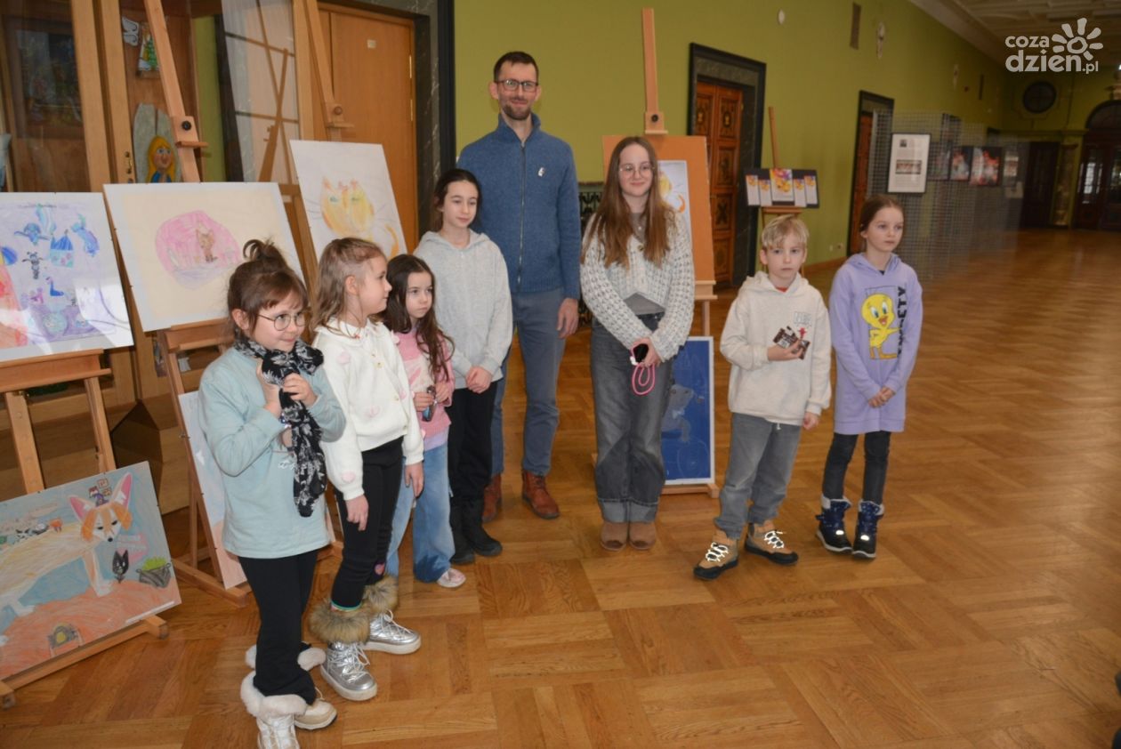 Twórcza pasja bez względu na wiek. Wernisaż wystawy „Rysuj z WDK”