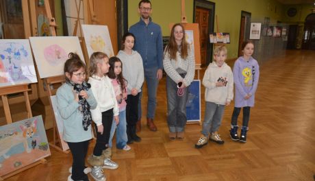 Twórcza pasja bez względu na wiek. Wernisaż wystawy „Rysuj z WDK”