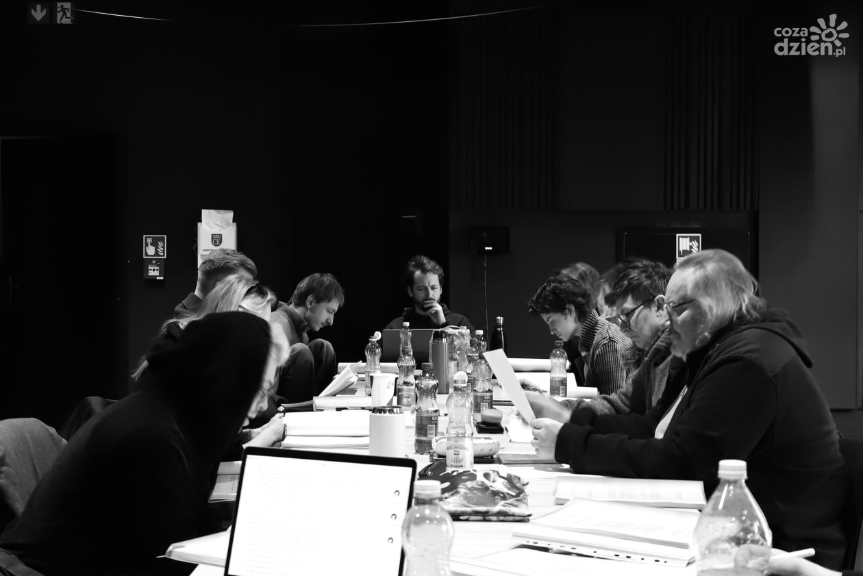 Prapremiera „Profesora” na Dużej Scenie Teatru im. Stefana Żeromskiego w Kielcach. Historia genialnego chemika jak z polskiego „Breaking Bad”