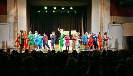 Owacja na stojąco w Wojewódzkim Dom Kultury w Kielcach. Musical „Witajcie w naszej bajce” ponownie zachwycił publiczność
