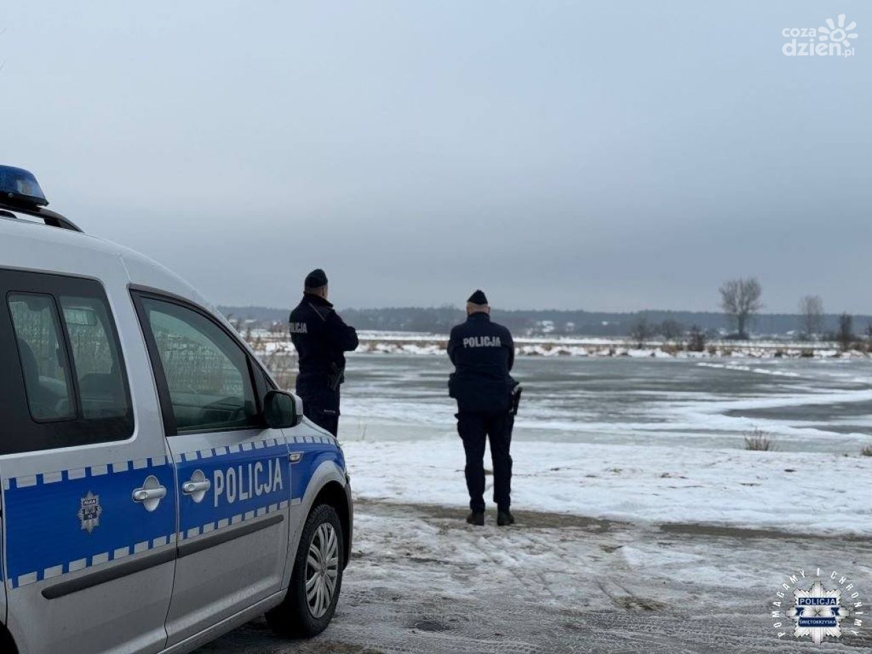 Policjanci zapobiegli tragedii. Mężczyzna spacerował po zamarzniętym zalewie w Sielpi Wielkiej