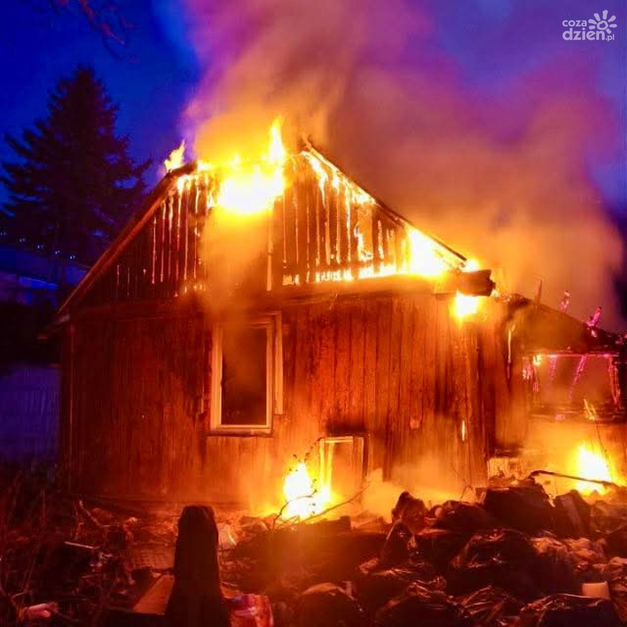 Tragiczny pożar o świcie w Skarżysku-Kamiennej. Trzy osoby nie żyją