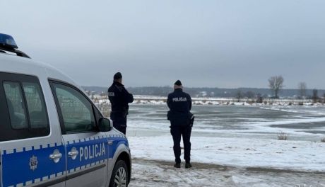 Policjanci zapobiegli tragedii. Mężczyzna spacerował po zamarzniętym zalewie w Sielpi Wielkiej