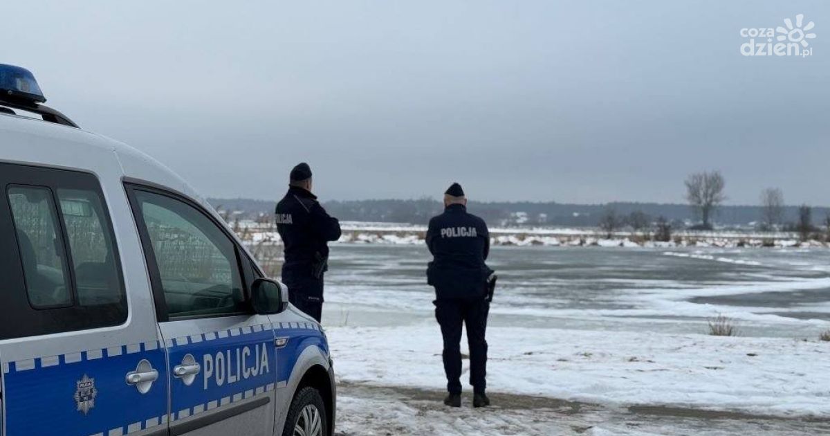 Policjanci zapobiegli tragedii. Mężczyzna spacerował po zamarzniętym zalewie w Sielpi Wielkiej