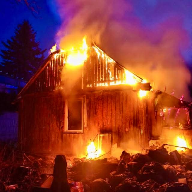 Tragiczny pożar o świcie w Skarżysku-Kamiennej. Trzy osoby nie żyją