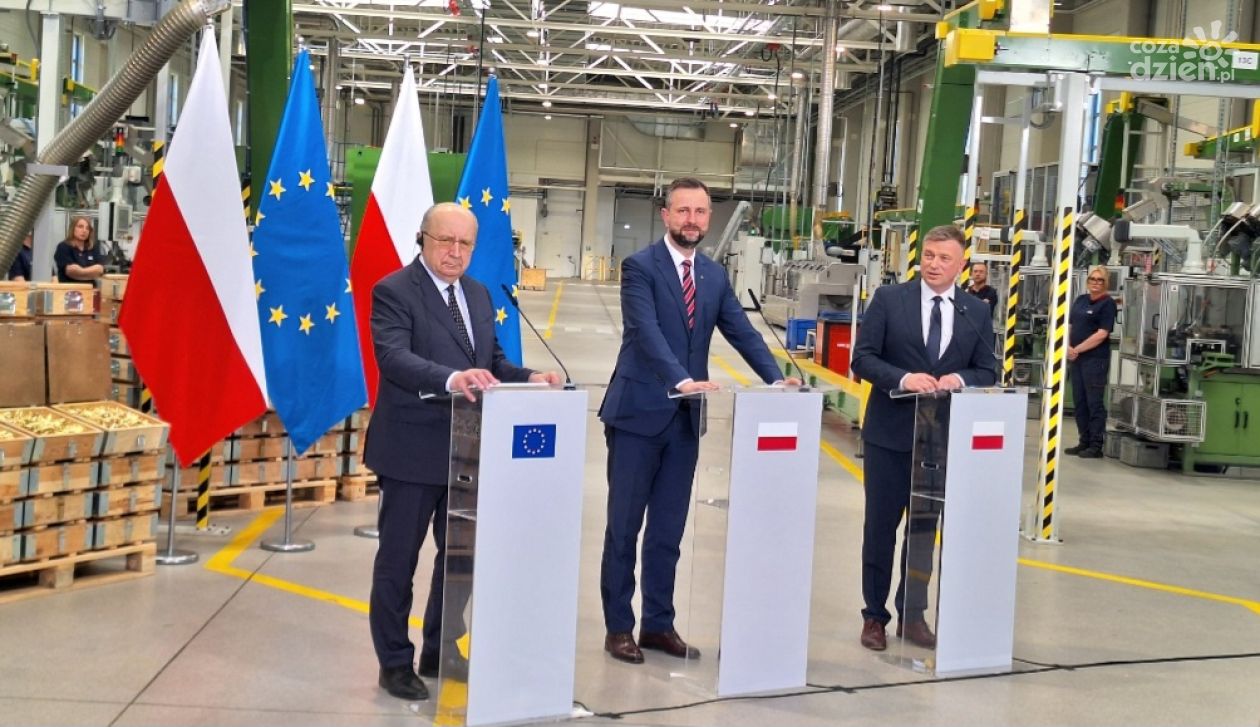 Polska zwiększa produkcję uzbrojenia. Wizyta szefa MON i komisarza UE w MESKO