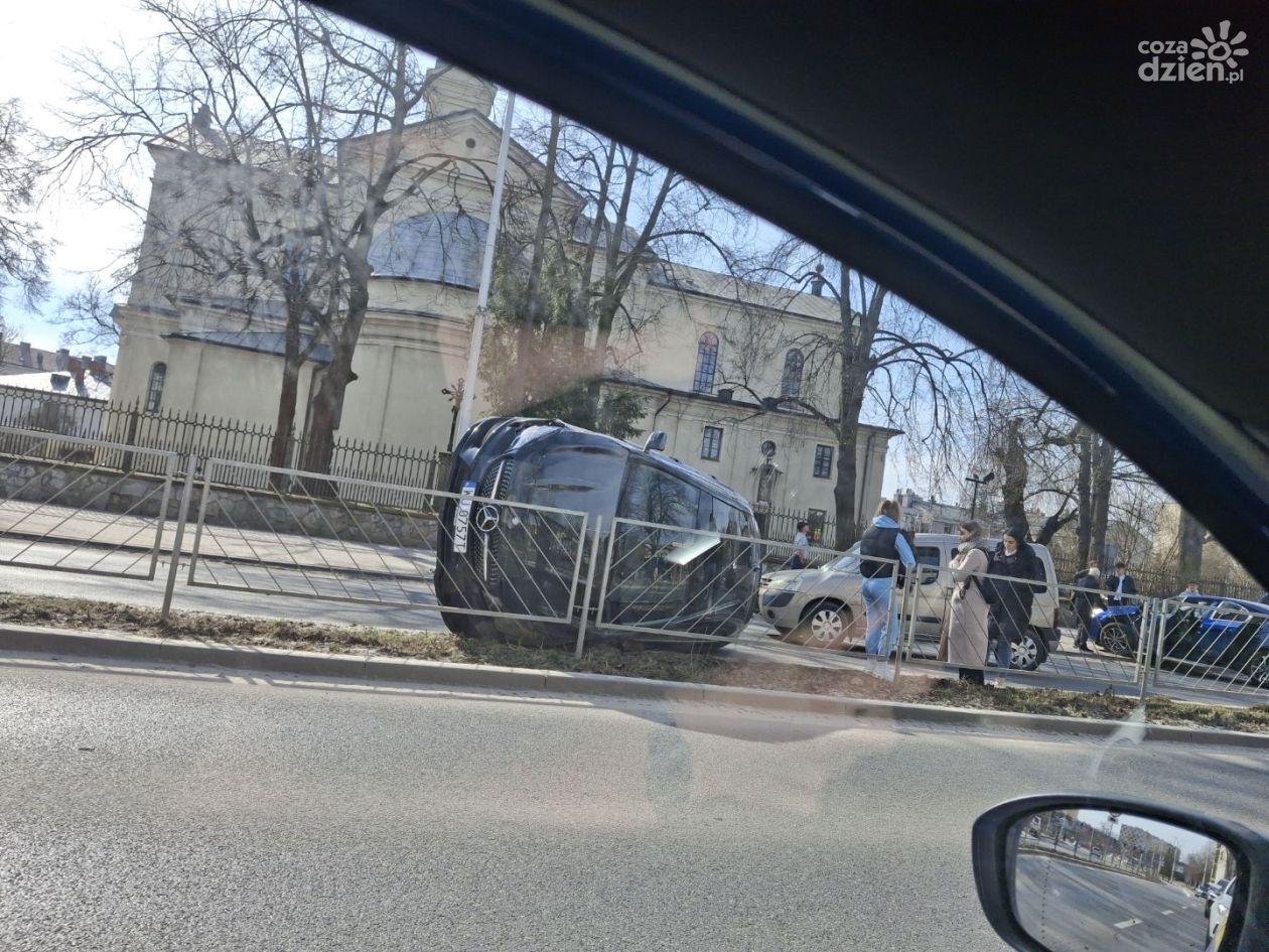 Groźny wypadek na Alei IX Wieków w Kielcach. Samochód przewrócił się na bok