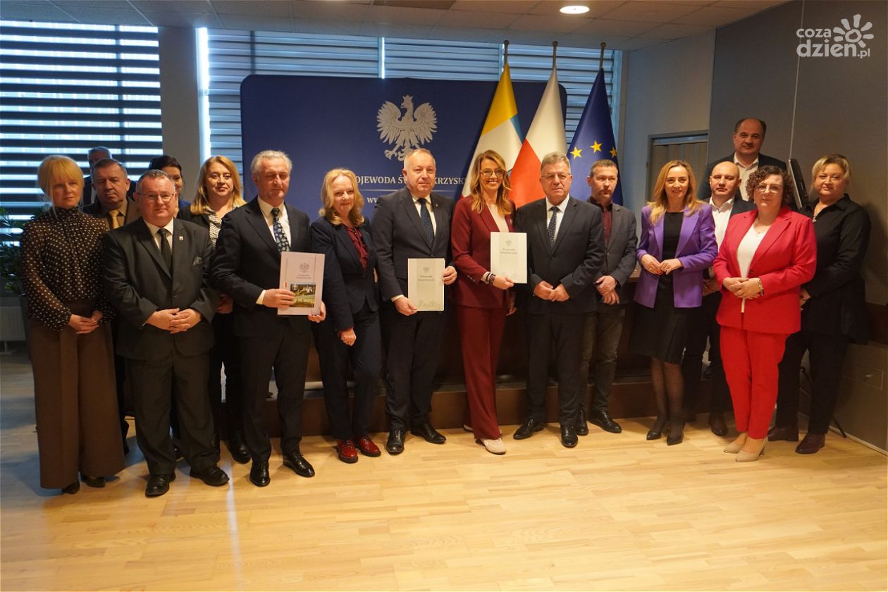 23 mln zł na drogi w powiecie ostrowieckim. Podpisano umowy na dofinansowanie inwestycji