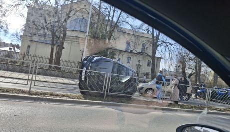 Groźny wypadek na Alei IX Wieków w Kielcach. Samochód przewrócił się na bok