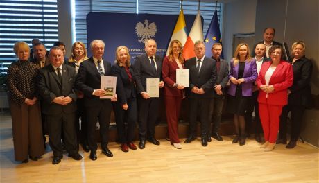 23 mln zł na drogi w powiecie ostrowieckim. Podpisano umowy na dofinansowanie inwestycji