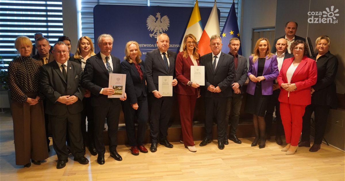 23 mln zł na drogi w powiecie ostrowieckim. Podpisano umowy na dofinansowanie inwestycji