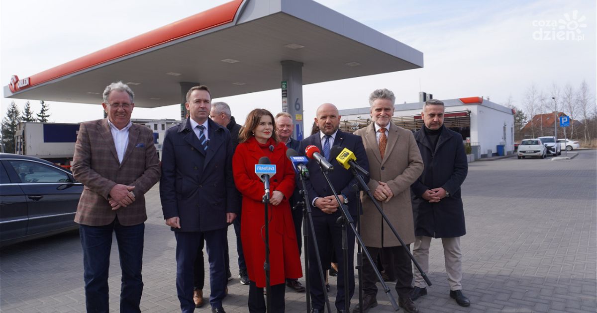 Konferencja PiS w Kielcach o cenach paliw. Politycy proponują obniżkę VAT i akcyzy