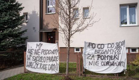 Spółdzielnia żąda spłaty zadłużenia, mieszkańcy mówią o pomyłce księgowej. Interweniuje poseł Zandberg