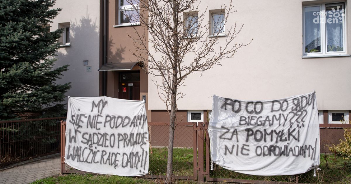 Spółdzielnia żąda spłaty zadłużenia, mieszkańcy mówią o pomyłce księgowej. Interweniuje poseł Zandberg