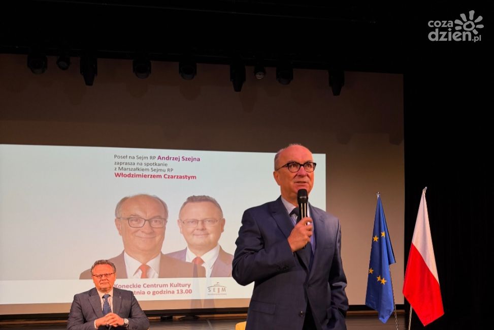 Włodzimierz Czarzasty w Końskich. Sala wypełniona mieszkańcami