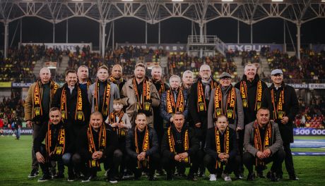 Powrót bohaterów po 20 latach. Wzruszający jubileusz na stadionie Korony Kielce