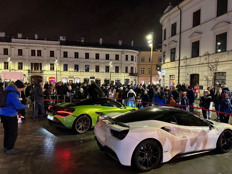 Samochody warte miliony zjeżdżają na ostrowiecki Rynek
