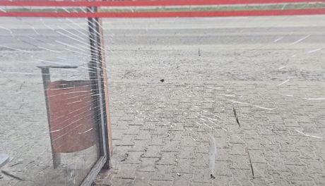 Wybili szybę w wiacie przystankowej. Trzech sprawców ustalonych przez ostrowiecką policję