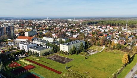 Zmiany przy starachowickiej "jedenastce". Park kieszonkowy, "kiss and ride" oraz pumptrack wzbogacą ofertę placówki