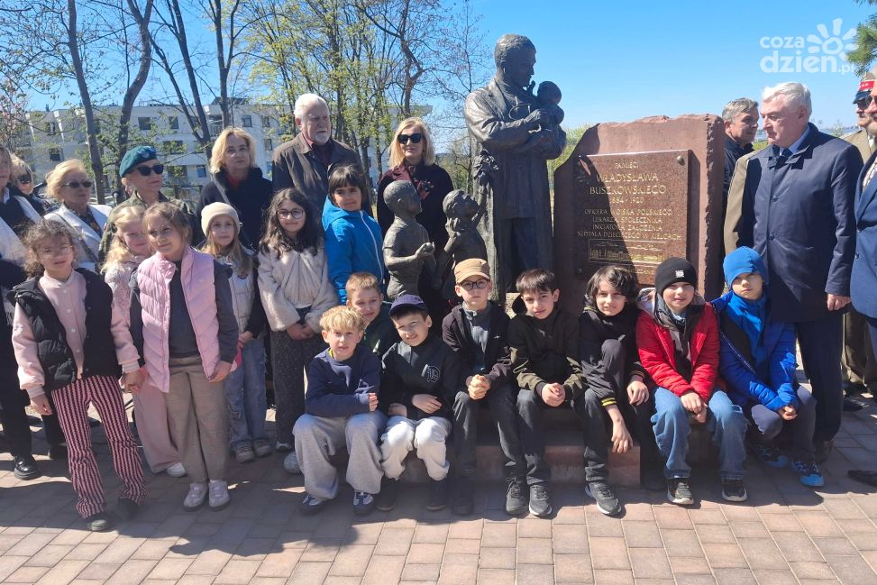 W Kielcach odsłonięto pomnik dr Władysława Buszkowskiego – lekarza, który oddał życie służbie najmłodszym