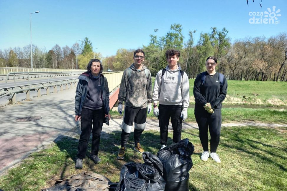 Dzień Ziemi w praktyce. Mieszkańcy Ostrowca ruszyli sprzątać rzekę
