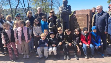 W Kielcach odsłonięto pomnik dr Władysława Buszkowskiego – lekarza, który oddał życie służbie najmłodszym