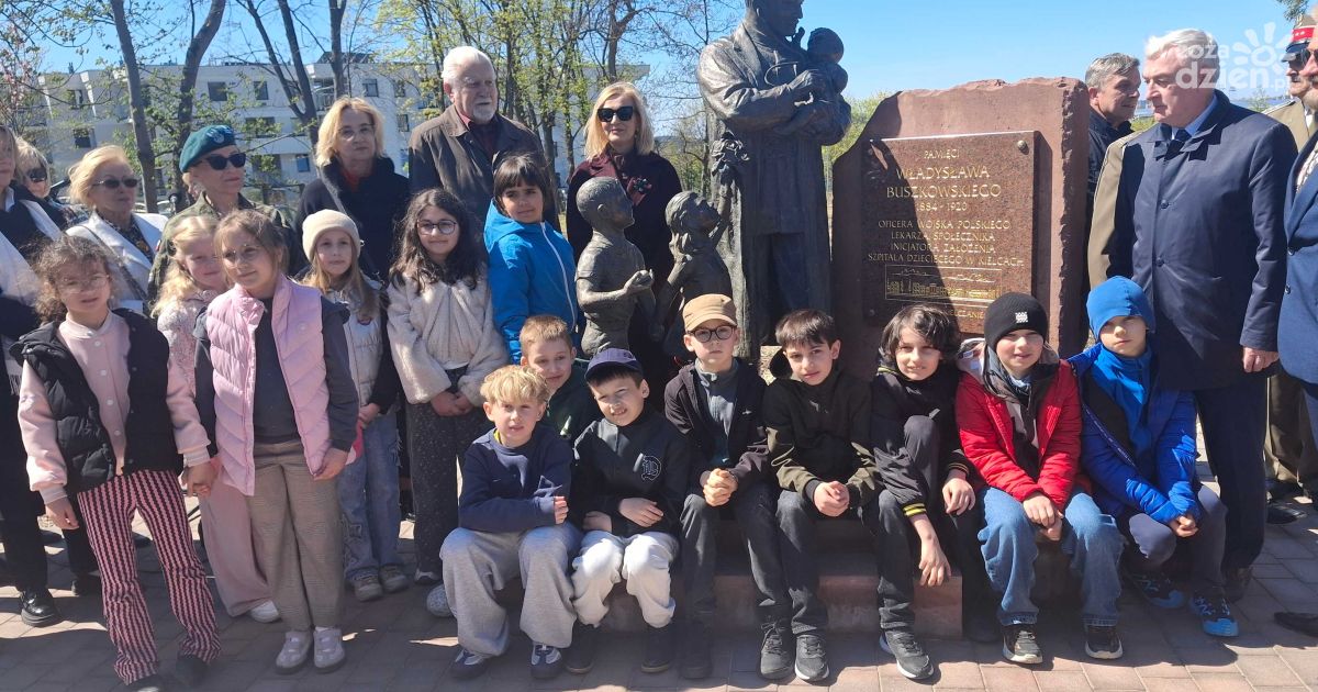 W Kielcach odsłonięto pomnik dr Władysława Buszkowskiego – lekarza, który oddał życie służbie najmłodszym