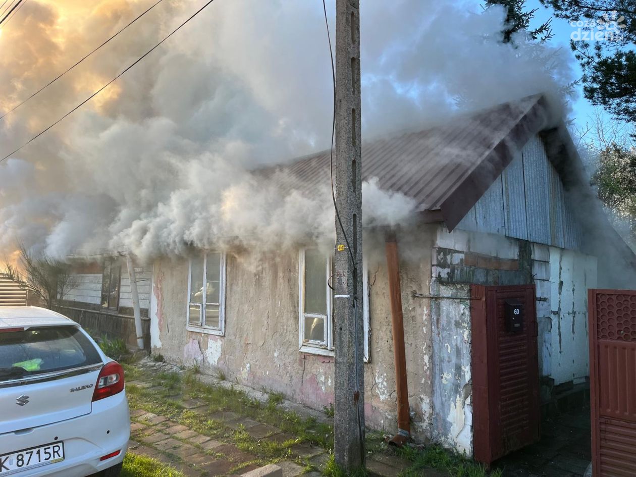 Pożar domu jednorodzinnego w Kielcach. Właściciel trafił do szpitala