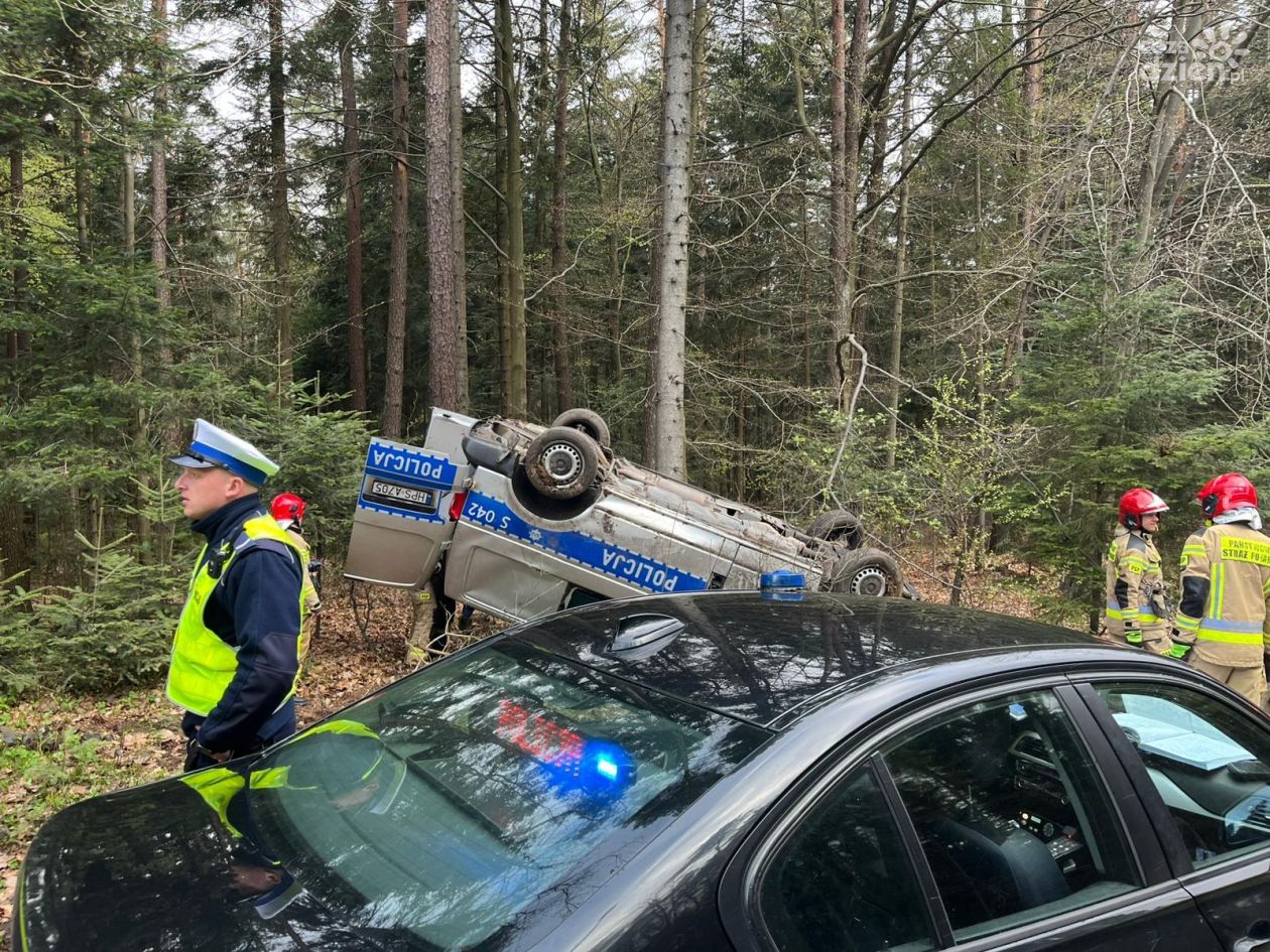 Radiowóz dachował pod Kielcami. Dwóch policjantów trafiło do szpitala