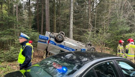 Radiowóz dachował pod Kielcami. Dwóch policjantów trafiło do szpitala