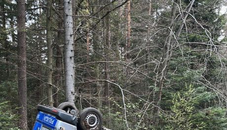 Radiowóz dachował pod Kielcami. Dwóch policjantów trafiło do szpitala
