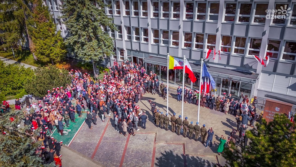 Nowe maszty flagowe przed Urzędem Marszałkowskim w Kielcach uroczyście oddane do użytku